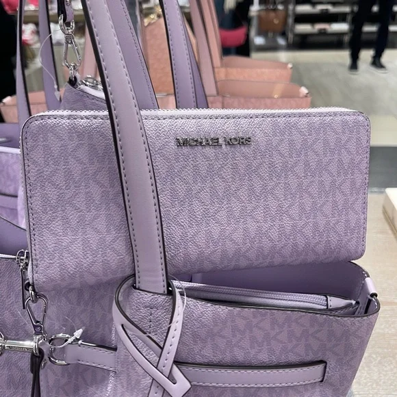 MICHAEL KORS Jet Set Lg Signatu Logo Continental Wallet Wristlet Phone
Lt Quartz - Picture 5 of 16